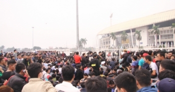 Ngàn người chen chúc xếp hàng chờ mua vé trận lượt về tuyển Việt Nam và Indonesia