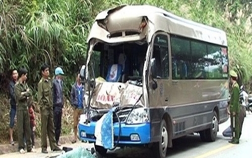 Thanh Hóa: Xe đi nạp tài va chạm xe chở mía, 6 người nhập viện