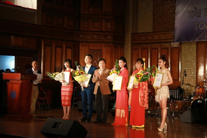 NSND Vương Duy Bi&ecirc;n, Trưởng ban tổ chức Cuộc thi trao Huy chương V&agrave;ng cho c&aacute;c th&iacute; sinh.