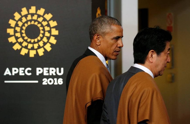 Tổng thống Mỹ Barack Obama (tr&aacute;i) v&agrave; Thủ tướng Nhật Bản Shinzo Abe gặp nhau tại hội nghị APEC hồi th&aacute;ng 11 (Ảnh: Reuters)