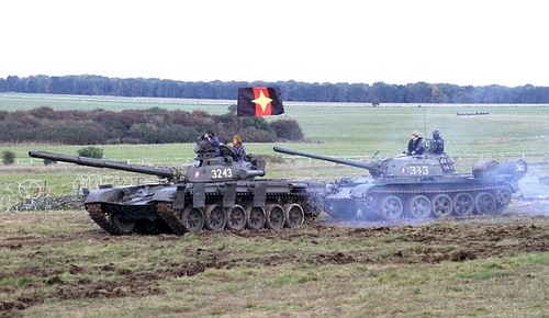 Xe tăng T-72 v&agrave; T-55 tham gia tập trận. (Ảnh:&nbsp;Livejournal)