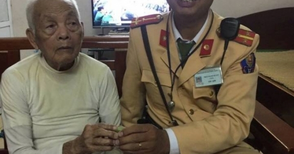 Hà Nội: Chiến sỹ CSGT đưa cụ ông lạc đường về nhà
