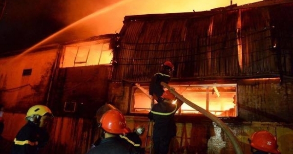 Hà Nội: Xưởng sơn bất ngờ bốc cháy ngùn ngụt trong đêm