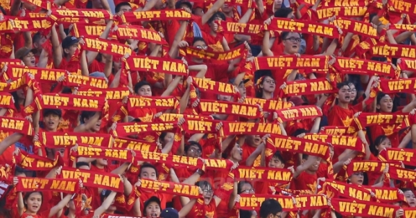 CĐV kêu gọi tiếp lửa cho tuyển Việt Nam trên sân vận động QK7