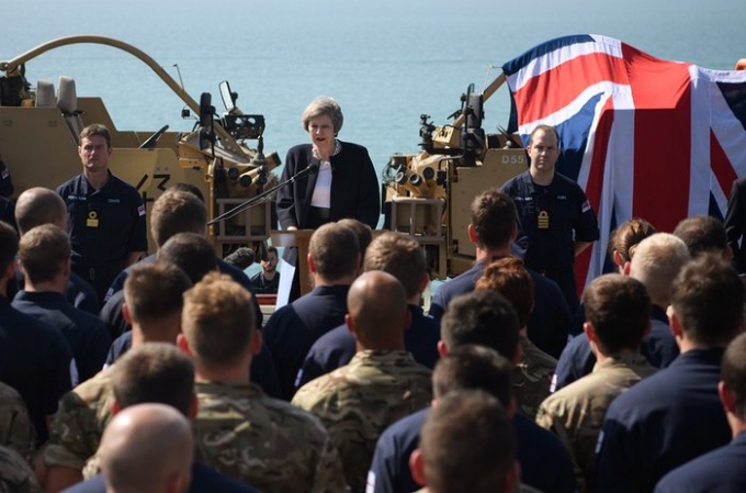 Thủ tướng Anh&nbsp;Theresa May ph&aacute;t biểu trước c&aacute;c thủy thủ đo&agrave;n tại hội nghị thượng đỉnh của Hội đồng Hợp t&aacute;c v&ugrave;ng Vịnh. (Nguồn:Getty Images)