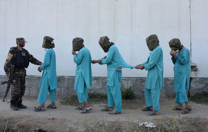 C&aacute;c chiến binh của tổ chức IS v&agrave; Taliban bị bắt giữ trước khi được đưa l&ecirc;n c&aacute;c phương tiện truyền th&ocirc;ng trong một buổi họp b&aacute;o. (Nguồn: Getty Images)