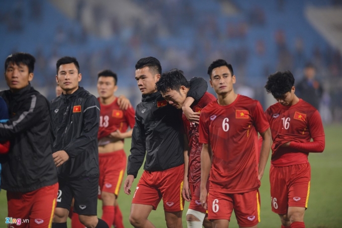 C&aacute;c cầu thủ đội tuyển Việt Nam buồn b&atilde; rời s&acirc;n sau trận thua trước Indonesia. (Ảnh: zing.vn)