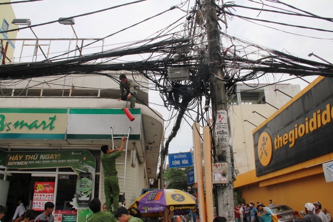 B&oacute; c&aacute;p viễn th&ocirc;ng bị ch&aacute;y trơ khung.