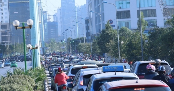 Tắc đường nghiêm trọng dọc lộ trình tuyến buýt nhanh sắp hoạt động ở Hà Nội