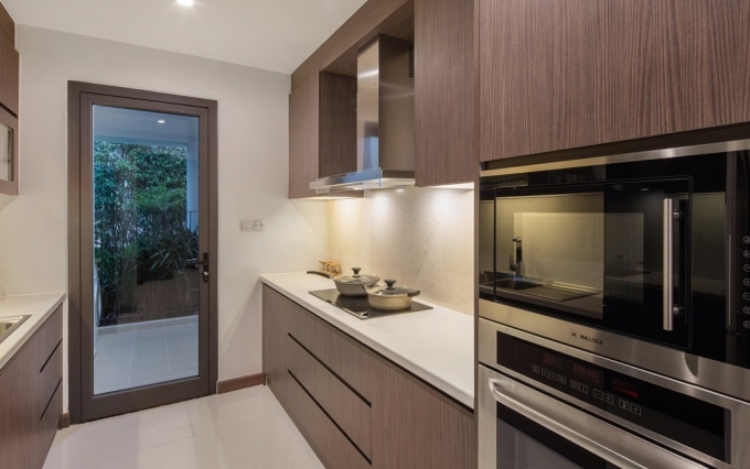 Thiết kế khu bếp kết nối l&ocirc;-gia l&agrave; điểm nhấn nổi bật trong thiết kế căn hộ HaDo Centrosa Garden.