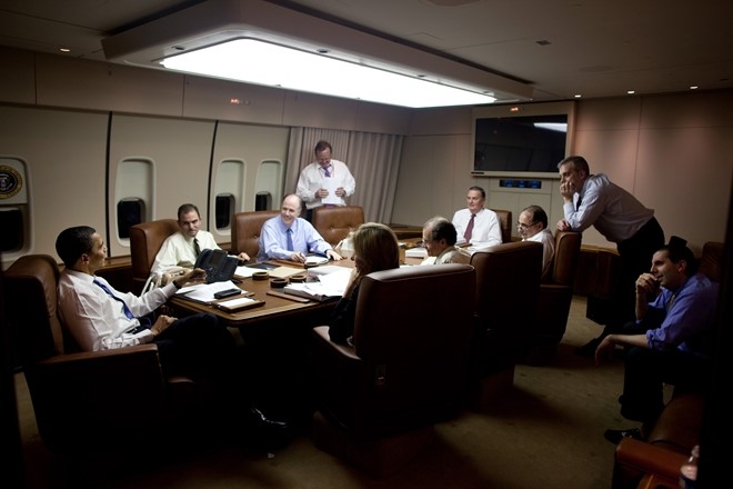 Tổng thống Obama họp với c&aacute;c quan chức tr&ecirc;n chuy&ecirc;n cơ Air Force One. (Ảnh:&nbsp;Wikimedia Commons)