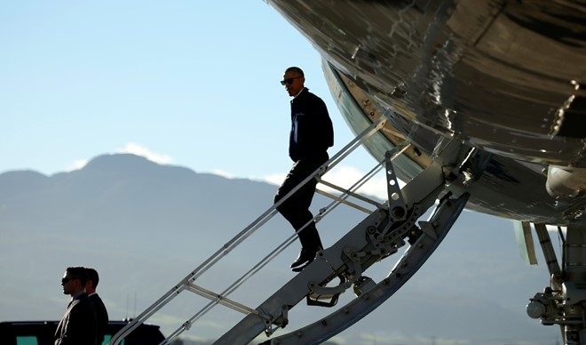 Tổng thống Obama bước ra từ chuy&ecirc;n cơ Air Force One tại s&acirc;n bay ở Bồ Đ&agrave;o Nha hồi th&aacute;ng 11. (Ảnh:&nbsp;Reuters)