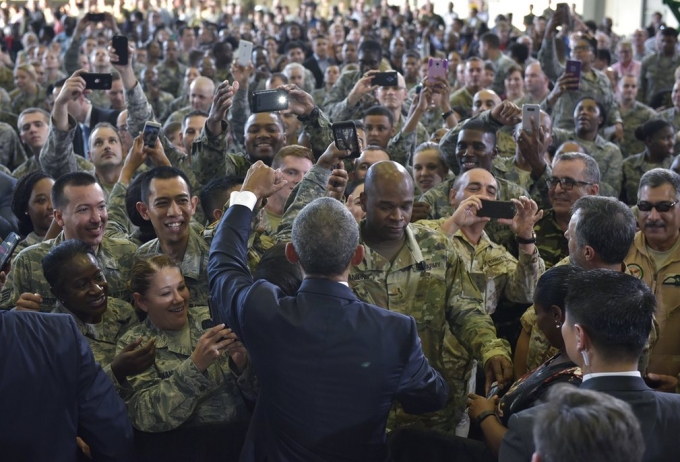 Cựu tổng thống Barack Obama được ch&agrave;o đ&oacute;n bởi c&aacute;c chiến sỹ đang l&agrave;m việc tại căn cứ kh&ocirc;ng qu&acirc;n MacDill ở Florida. (Ảnh: Mandel Ngan / AFP / Getty Images)
