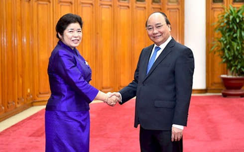 Thủ tướng Nguyễn Xu&acirc;n Ph&uacute;c tiếp Bộ trưởng Văn ph&ograve;ng Thủ tướng L&agrave;o Souvanpheng Boupphanouvong.
