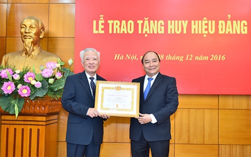 Thủ tướng Nguyễn Xu&acirc;n Ph&uacute;c trao tặng Huy hiệu 55 năm tuổi Đảng cho &ocirc;ng Vũ Khoan, nguy&ecirc;n Ph&oacute; Thủ tướng Ch&iacute;nh phủ.