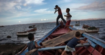 Ngư dân thất nghiệp ở Venezuela "hóa" cướp biển