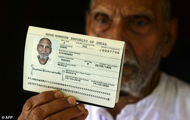 Hộ chiếu của cụ &ocirc;ng 120 tuổi. (Ảnh: AFP)