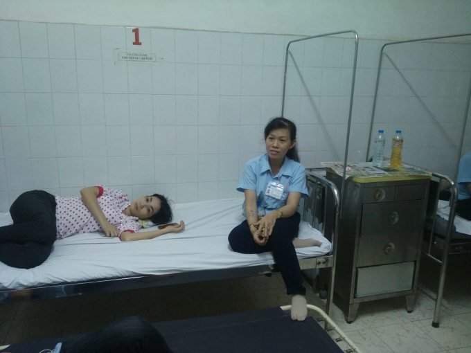 C&aacute;c c&ocirc;ng nh&acirc;n nhập viện sau bữa trưa tại KCX T&acirc;n Thuận.