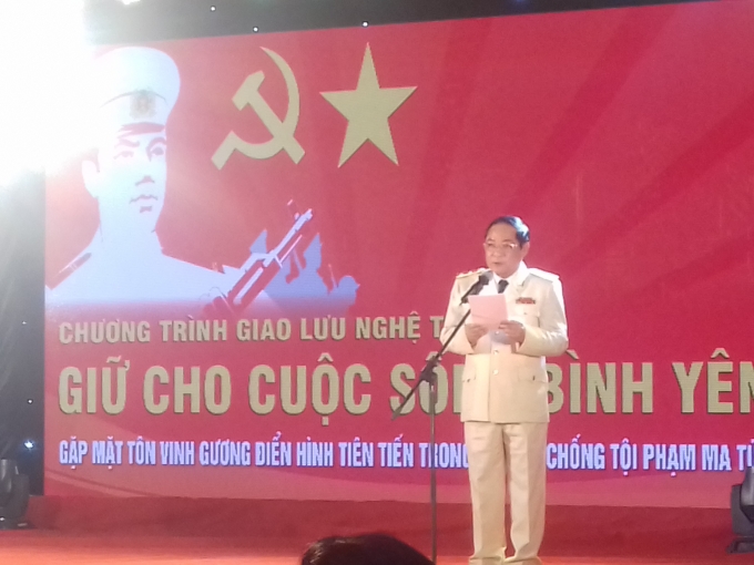 Trung tướng Đồng Đại Lộc ph&aacute;t biểu tại chương tr&igrave;nh giao lưu.