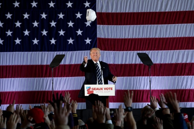 Tổng thống đắc cử Donald Trump tung một chiếc mũ về ph&iacute;a những người ủng hộ m&igrave;nh trong chuyển đi