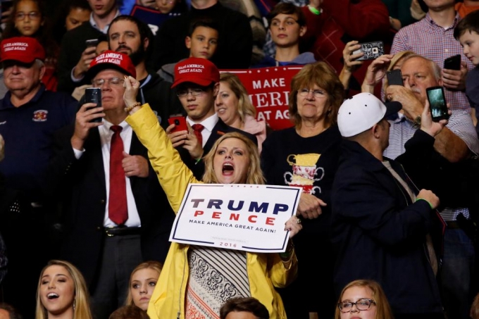 Những người ủng hộ cổ vũ Trump khi &ocirc;ng c&oacute; b&agrave;i ph&aacute;t biểu tại Fayetteville, bang North Carolina. (Ảnh: Reuters)
