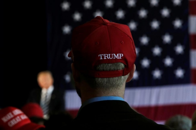 Một người đ&agrave;n &ocirc;ng đội chiếc mũ in t&ecirc;n Tổng thống đắc cử Donald Trump khi tham gia sự kiện ở Baton Rouge, bang Louisiana. (Ảnh: Reuters)