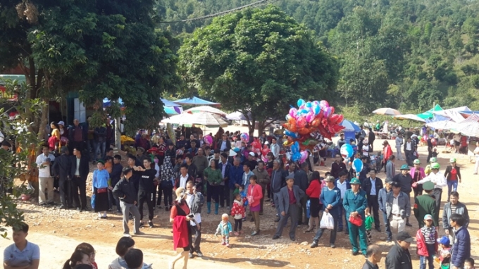 Quảng Ninh: Biển người n&aacute;o nức tham gia Hội hoa sở 2016