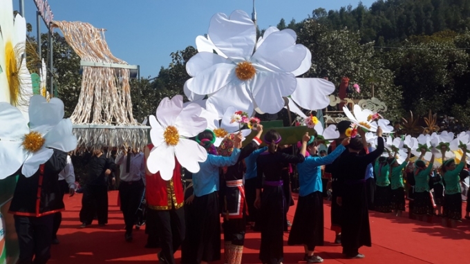 Quảng Ninh: Biển người n&aacute;o nức tham gia Hội hoa sở 2016