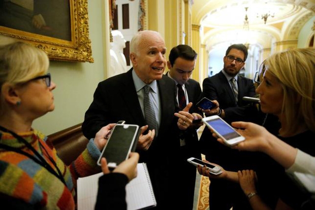 Thượng nghị sĩ Cộng h&ograve;a John McCain k&ecirc;u gọi &ocirc;ng Trump c&ocirc;ng nhận kết luận của CIA về việc Nga can thiệp bầu cử. (Ảnh: Reuters)