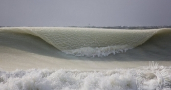 Sóng biển “đóng băng” và những khoảnh khắc kỳ diệu không thể tin nổi