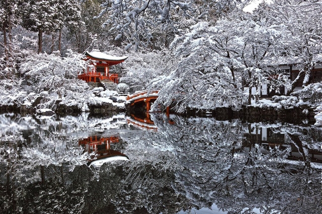 Một ng&ocirc;i đền ở Kyoto nằm ẩn m&igrave;nh trong tuyết trắng.