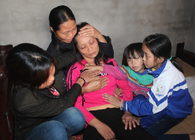 Vợ con anh Phan Văn Sơn (Nghệ An) ngất xỉu với nỗi đau mất chồng, mất cha tại Angola.