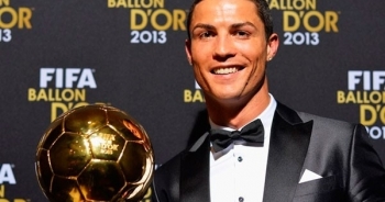 Ronaldo nhận Quả Bóng Vàng tại phòng truyền thống của Real