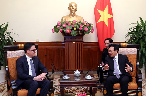 Ph&oacute; Thủ tướng Phạm B&igrave;nh Minh tiếp Đại sứ Vương quốc Campuchia Prak Nguon Hong. Ảnh: VGP.