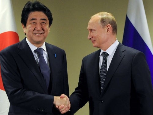 Thủ tướng Nhật Bản Shinzo Abe (tr&aacute;i) v&agrave; Tổng thống Nga Vladimir Putin. (Ảnh: AP)