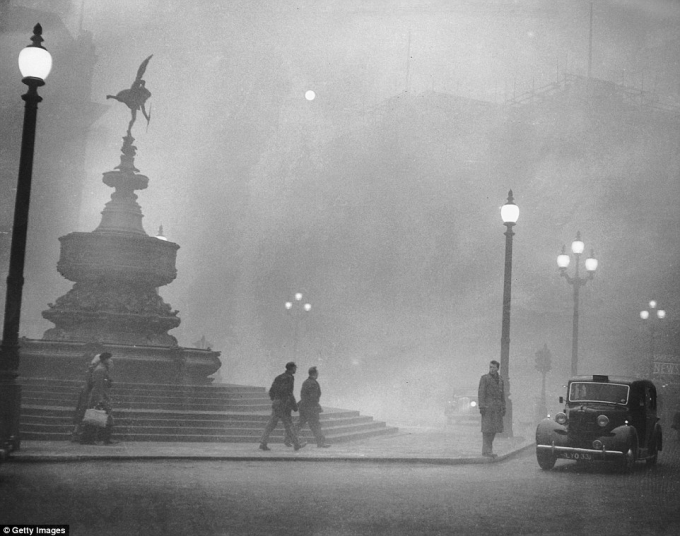 Sương m&ugrave; phủ k&iacute;n th&agrave;nh phố London v&agrave;o ng&agrave;y 6/12/1952.