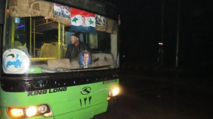 Xe bus của ch&iacute;nh phủ Syria được ph&aacute;i đến để sơ t&aacute;n người d&acirc;n, nhưng kh&ocirc;ng ai tới