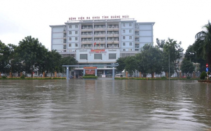 Biển nước ngay trước lối v&agrave;o Bệnh viện Đa khoa tỉnh Quảng Ng&atilde;i.