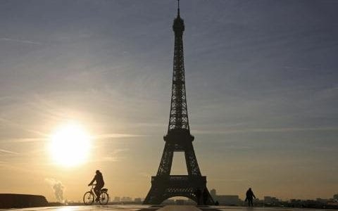 Paris "tắt đèn" tháp Eiffel ủng hộ người dân Aleppo