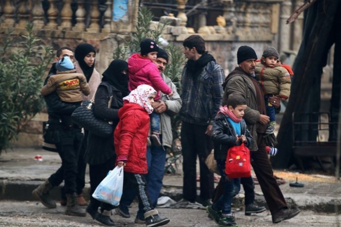 H&agrave;ng trăm người d&acirc;n Aleppo vẫn đang mắc kẹt trong v&ugrave;ng chiến sự trong cảnh thiếu thức ăn, thương tật, bệnh dịch. (Ảnh: Reuters)