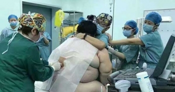 Đỡ đẻ cho thai phụ nặng 140kg, gần 20 bác sĩ "toát mồ hôi"