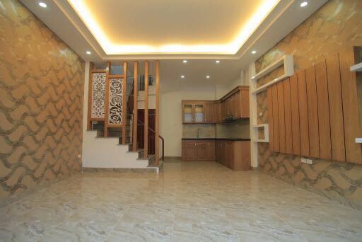 Kh&ocirc;ng gian bếp của căn nh&agrave; được thiết kế đẹp, gọn g&agrave;ng v&agrave; đầy đủ nội thất sang trọng.