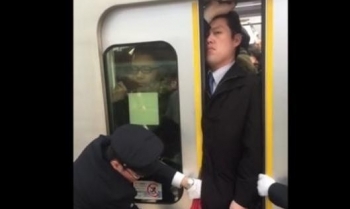 Choáng với cảnh "nhồi nhét" trên tàu điện ngầm ở Nhật Bản