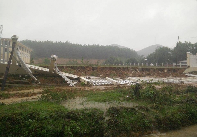 Tường r&agrave;o trường THPT Quang Trung (huyện Sơn H&agrave;) bị đổ sập.