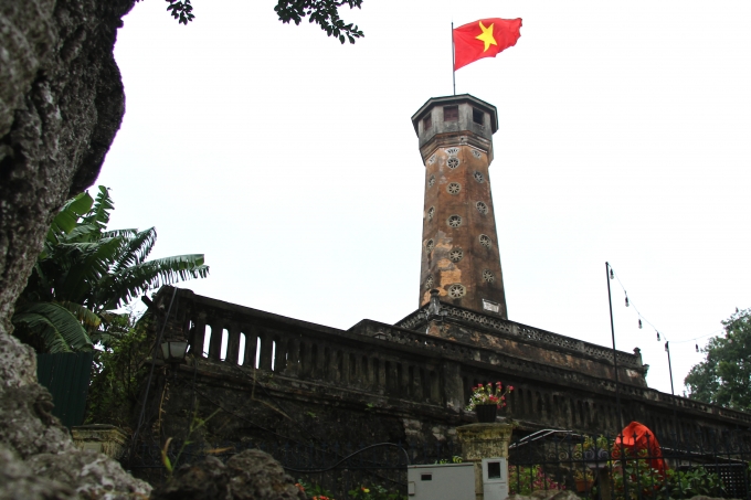 Cột cờ H&agrave; Nội biểu tượng cho sức mạnh v&agrave; tinh thần d&acirc;n tộc tung bay trước gi&oacute;.