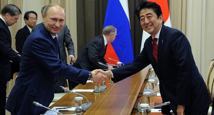 Tổng thống Nga Putin v&agrave; Thủ tướng Nhật Abe. (Ảnh: Reuters)