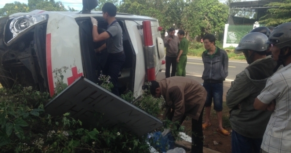 Đắk Tô-Kon Tum: Xe cấp cứu bị tai nạn khiến 5 người thương vong, 1 người chết