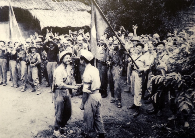 Bộ đội Việt Nam v&agrave; bộ đội L&agrave;o gặp nhau sau một chiến thắng quan trọng.