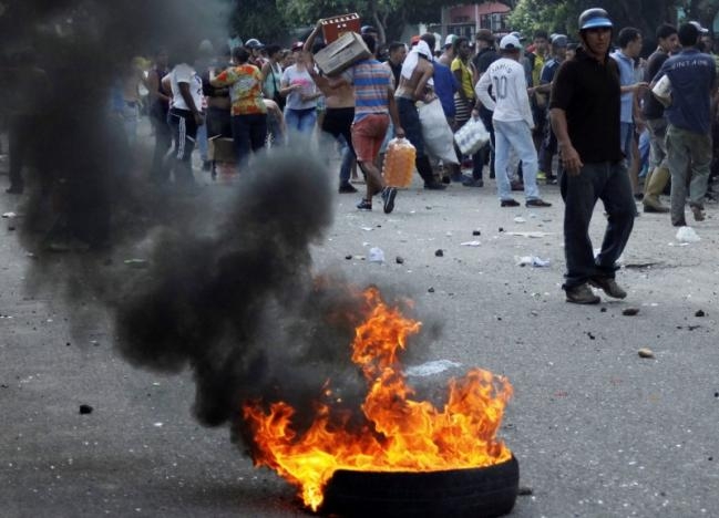 Bạo lực v&agrave; cướp b&oacute;c tiếp tục diễn ra ở Venezuela do ch&iacute;nh s&aacute;ch ho&atilde;n loại bỏ đồng 100 bolivar. (Ảnh: Reuters)