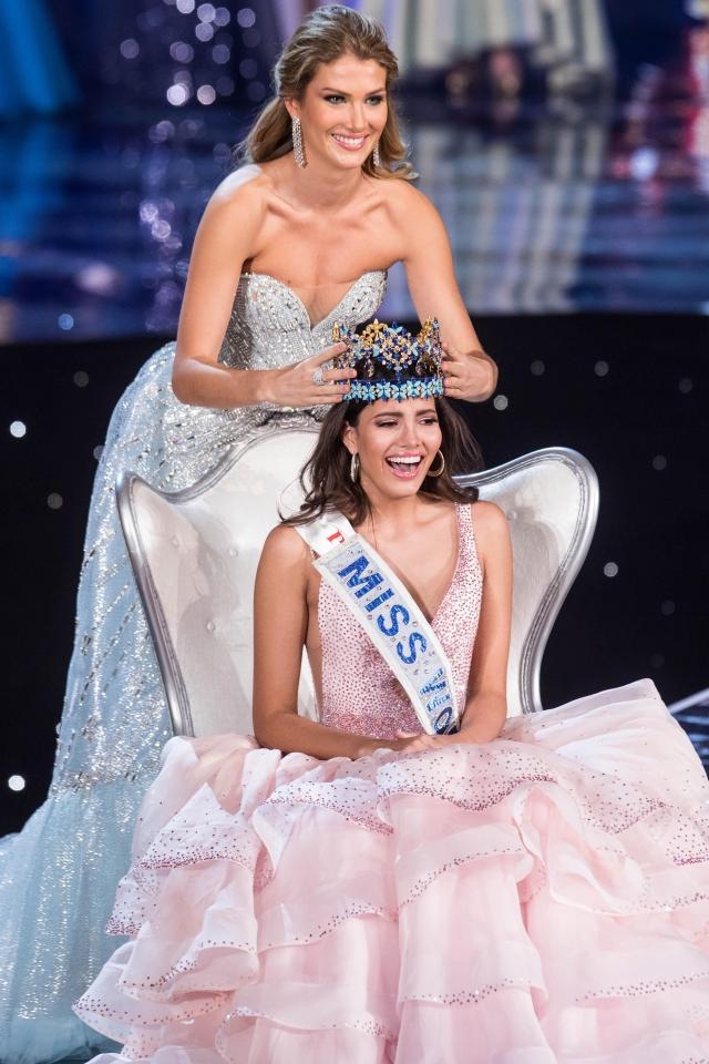 Hoa hậu Thế giới 2015 Mireia Lalaguna của T&acirc;y Ban Nha trao vương miện cho T&acirc;n hoa hậu Stephanie. (Ảnh: Reuters)
